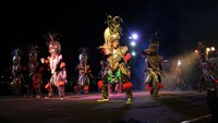 Penari Koncer Batur Tugel Dari Desa Kwarakan, Kecamatan Kaloran - Temanggung ikut memeriahkan acara wiwit mbako, Minggu (21/8/2022). Tari ini menceritakan prajurit Pangeran Diponegoro yang berusaha membebaskan sang Pangeran yang ditangkap Belanda.