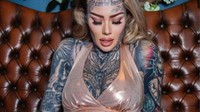 Wanita berusia 34 tahun ini mendadak terkenal saat membayar 35.000 poundsterling untuk menutupi 95 persen tubuhnya dengan tinta tato. (Foto: Instagram @becky_holt_bolt; teks: Irene Putri Wibowo)