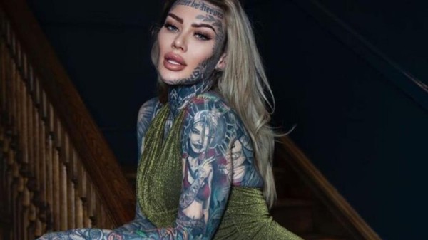 Potret Wanita Pemilik Tato Terbanyak, Bahkan Miss V Pun Tak Polos Lagi