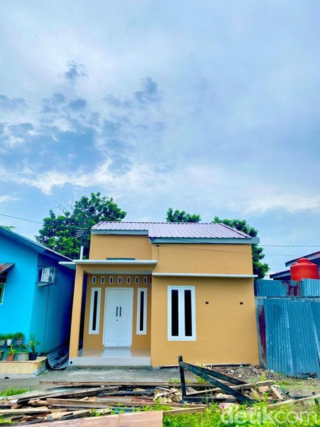 Sehari-hari Hanafi bekerja sebagai pengusaha pakaian pria. Bagi kamu uang ingin mempunyai rumah, Hanafi menyebutkan sisihkan uang untuk ditabung. Berapa pun gaji kamu, sisihkan dan ditabung, menikah tidak perlu mewah, pikirkan masa depan kamu dan istrimu kelak, pungkasnya. Foto: Dok. pribadi Hanafi.