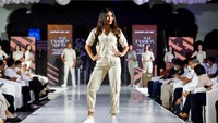 Frederika bergaya dengan luwes di atas catwalk. Berjalan di atas catwalk bukan barang baru bagi Frederika. (dok. Super Air Jet)