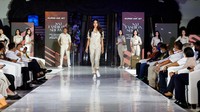 Sementara itu, ini saat Frederika Cull memeragakan seragam pramugari Super Air Jet. Puteri Indonesia tahun 2019 ini cocok sekali mengenakan seragam warna krem ini. (dok. Super Air Jet)
