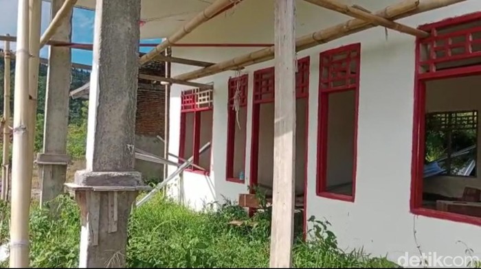 Gedung SDN di Mamuju mangkrak sebabkan siswa belajar di kelas darurat.