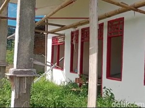 Siswa di Sulbar Belajar di Kelas Darurat gegara Kontraktor Kabur-SD Mangkrak