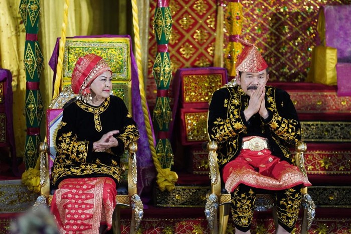 Gelar Adat yang diberikan ke Jaksa Agung ST Burhanudin dan istrinya