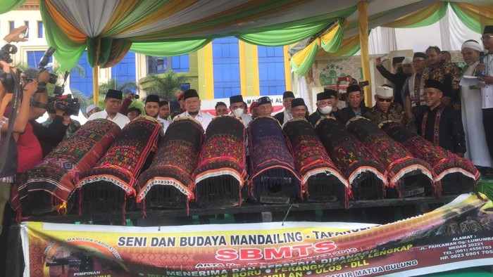 Para tokoh-tokoh umat Islam yang hadir memainkan Gordang Sambilan di acara pembukaan Kongres Umat Islam di Medan (Istimewa)