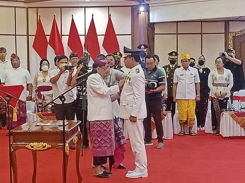 Gubernur Bali Wayan Koster melantik I Ketut Lihadnyana sebagai Pj Bupati Buleleng di Kantor Gubernur Bali, Sabtu (27/8/2022).