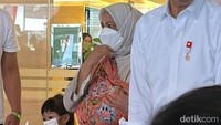 Iriana terlihat menggendong Panembahan Al Saud Nasution dengan menggendong jarik. Kain batik itu bergambar bunga-bunga dengan warna dominan merah beraksen biru. (Silvia Ng/detikcom)