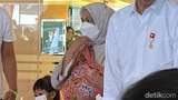 Momen Iriana Jokowi Gendong Cucu Kelima dengan Jarik Batik