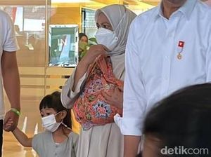 Momen Iriana Jokowi Gendong Panembahan Al Saud Pakai Jarik