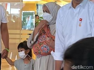 Momen Iriana Jokowi Gendong Cucu Kelima dengan Jarik Batik