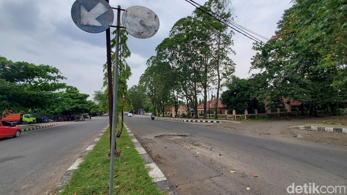 Jalan berlubang di Jalan Sudirman, Jajaway tidak jauh dari Gedung DPRD Kabupaten Sukabumi.