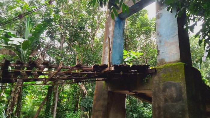 Jembatan gantung yang terputus di Desa Belawae, Kecamatan Pitu Riase, Kabupaten Sidrap, Sulawesi Selatan (Sulsel).