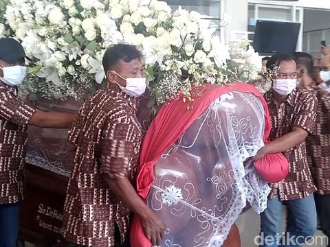 Jenazah komisaris sekaligus istri pendiri PT Sri Rejeki Isman Tbk (Sritex), Susyana Lukminto, dimakamkan hari ini, Sabtu (27/8/2022).