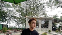 Junior Roberts, aktor tampan yang telah sukses membintangin film dan serial. Terbaru, Junior menjadi lawan main Prilly Latuconsina dalam film berjudul 13 Cerita Glen Anggara. Foto: Instagram @juniorrobertss