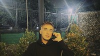 Selain karena filmnya, Junior Roberts juga mencuri perhatian karena kabar kedekatannya dengan Sandrinna Michelle yang merupakan aktris remaja. Usia sang aktris yang membuat banyak netizen memperbincangkannya. Foto: Instagram @juniorrobertss