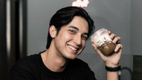 Selain menjadi aktor, Junior juga merambah bisnis kuliner. Ia membuka kafe yang menjual es kopi susu kekinian dan sate taichan. Foto: Instagram @juniorrobertss