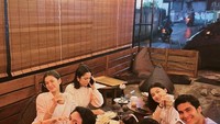 Begini serunya Junior dengan para sahabatnya di coffee shop miliknya. Ada Zoe dan Cinta Brian di sana. Foto: Instagram @juniorrobertss