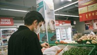 Tampaknya Junior hobi memasak. Karena ia mengunggah potret dirinya sedang berbelanja cabe di supermarket. Foto: Instagram @juniorrobertss