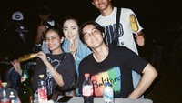 Saat membintangi film Geez & Ann, Junior menjadi pemeran utama bersama Hanggini. Begini momen mereka saat makan jagung bakar di saat waktu istirahat syuting. Foto: Instagram @juniorrobertss
