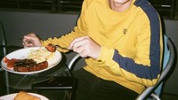 Junior Roberts juga menyukai steak, ini momen dirinya saat menikmati seporsi steak dengan kentang goreng. Di sampingnya juga ada risoles. Foto: Instagram @juniorrobertss