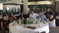 Begini momen Junior Roberts dan keluarga ketika menikmati makan bersama. Mereka mengunjungi sebuah restoran. Foto: Instagram @juniorrobertss
