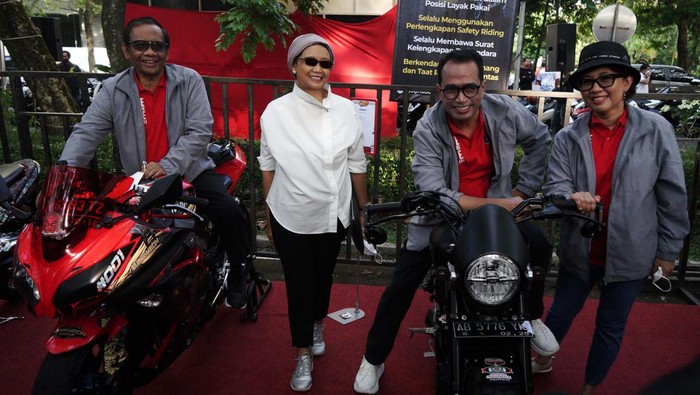 KAMPANYE KESELAMATAN BERKENDARA Menko Polhukam Mahfud MD (kedua kiri) bersama Menteri Perhubungan Budi Karya Sumadi (ketiga kiri), Menlu Retno Marsudi (kiri) dan musisi Indonesia Armad Maulana (kedua kanan) berbagi pengalaman dalam acara Road Safety Campaign di Kampus UGM, Sleman, D.I Yogyakarta, Sabtu (27/8/2022). Kegiatan yang digagas oleh Kementrian Perhubungan dan diikuti perwakilan dari berbagai kampus di Yogyakarta serta sejumlah komunitas otomotif itu guna mengampanyekan keselamatan dalam berkendara dan berlalu lintas. ANTARA FOTO/Andreas Fitri Atmoko/tom.