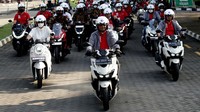 Menko Polhukam Mahfud Md (tengah) bersama Menteri Perhubungan Budi Karya Sumadi (kanan) dan Menlu Retno Marsudi (kiri) mengendarai sepeda motor saat acara Road Safety Campaign di kawasan Kampus UGM, Sleman, D.I Yogyakarta, Sabtu (27/8/2022).