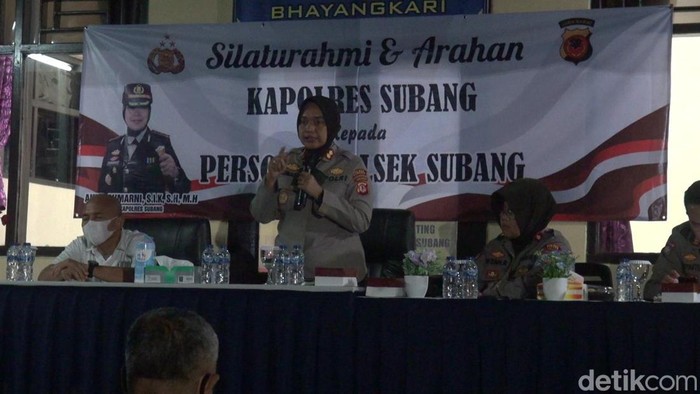 Kapolres Subang AKBP Sumarni saat memberikan arahan kepada anggota Polsek Subang Kota, Sabtu (27/8/2022) malam.