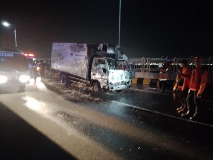 mobil box terbakar