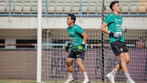 Kiper Bali United dalam sesi latihan