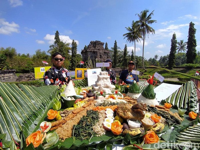 Kirab sego wiwit di Desa Ngawen, Muntilan, Kabupaten Magelang, yang berakhir di pelataran Candi Ngawen, Sabtu (27/8/2022).