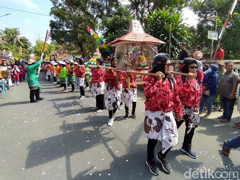 Kirab sego wiwit di Desa Ngawen, Muntilan, Kabupaten Magelang, yang berakhir di pelataran Candi Ngawen, Sabtu (27/8/2022).