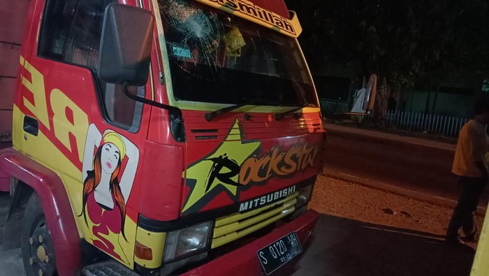 Kondisi truk yang dilempar batu orang tak dikenal