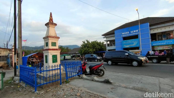 Kondisi tugu jumenengan Sri Sultan Hamengku Buwono (HB) IX yang berada di depan Pasar Semin, Kapanewon Semin, Kabupaten Gunungkidul.