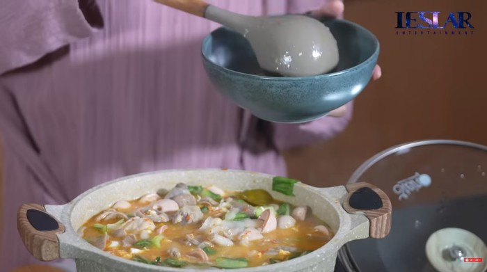 Lesti Kejora masak seblak ayam.
