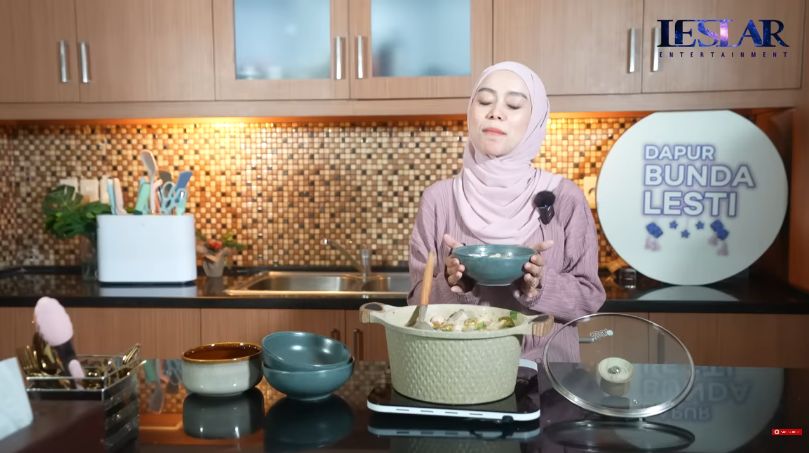 Lesti Kejora masak seblak ayam.