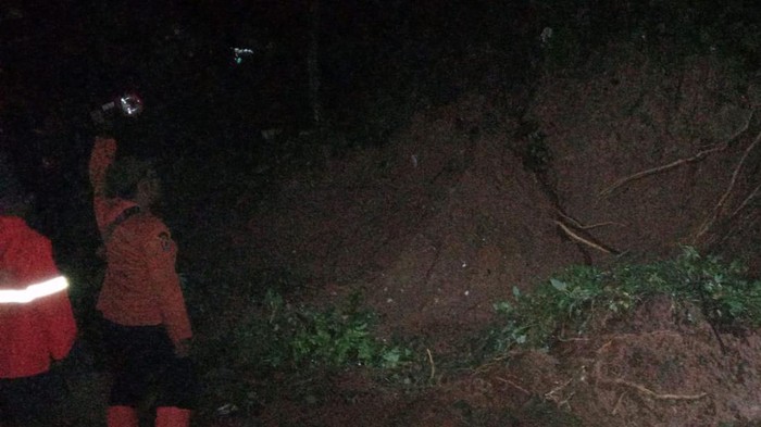 Longsor di jalur alternatif Puncak Bogor