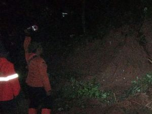Longsor Terjang Jalur Alternatif Puncak Bogor, Akses Jalan Terhambat