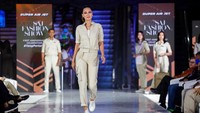 Dalam rangka merayakan HUT ke-1 mereka, maskapai Super Air Jet mendapuk Luna Maya menjadi pramugari dan model di catwalk sekaligus. Luna Maya memamerkan seragam terbaru untuk pramugari Super Air Jet. (dok. Super Air Jet)