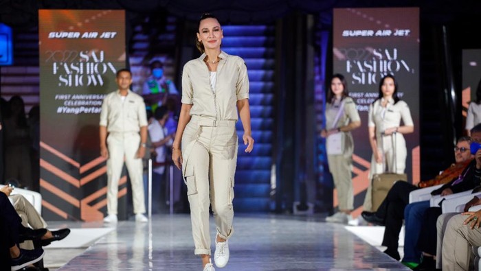 Luna Maya Jadi Pramugari Super Air Jet