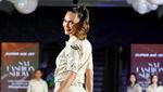 Lenggak-lenggok Luna Maya Saat Jadi Pramugari Super Air Jet