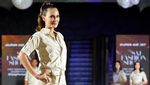 Lenggak-lenggok Luna Maya Saat Jadi Pramugari Super Air Jet