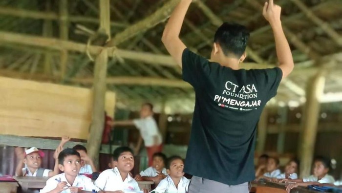 M. Diyaul Azhar sudah 4 bulan mengabdi menjadi relawan tenaga pendidik di Nunuanah, Amfoang Timur, Nusa Tenggara Timur. (tim beruatbaik.id)