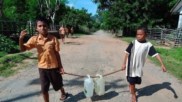 M. Diyaul Azhar sudah 4 bulan mengabdi menjadi relawan tenaga pendidik di Nunuanah, Amfoang Timur, Nusa Tenggara Timur. (tim beruatbaik.id)