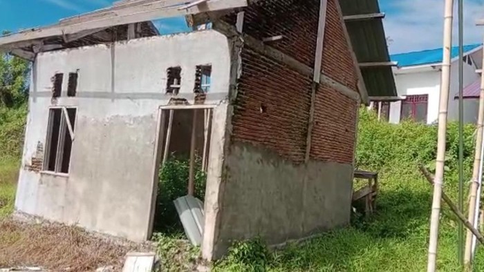 Pembangunan sejumlah bangunan sekolah di SDN Buntulalong, Kabupaten Mamuju, Sulawesi Barat (Sulbar) mangkrak karena kontraktor proyeknya lari dari tanggung jawab.