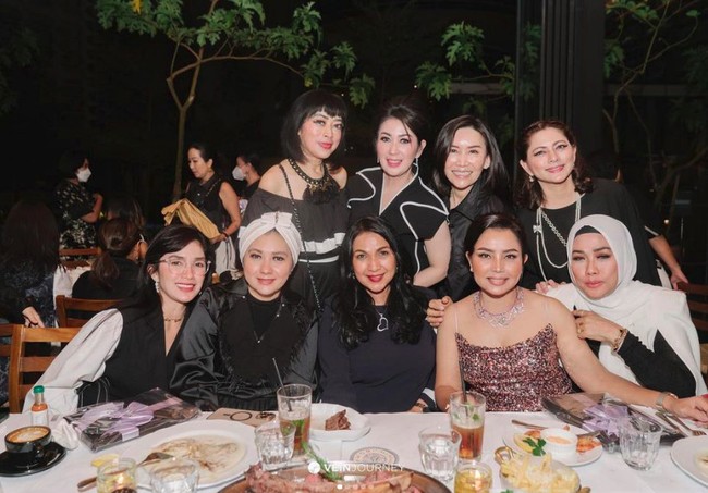 Ada pula Diah Permatasari, Marini Zumarnis, Cut Keke, dan Chintami Atmanagara di hari bahagia Mayangsari. Pelantun lagu Tiada Lagi itu terlihat menonjol di antara teman-teman sosialitanya yang memakai baju bernuansa hitam putih. Foto: Instagram