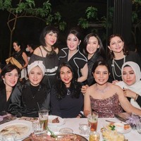 Ada pula Diah Permatasari, Marini Zumarnis, Cut Keke, dan Chintami Atmanagara di hari bahagia Mayangsari. Pelantun lagu Tiada Lagi itu terlihat menonjol di antara teman-teman sosialitanya yang memakai baju bernuansa hitam putih. Foto: Instagram