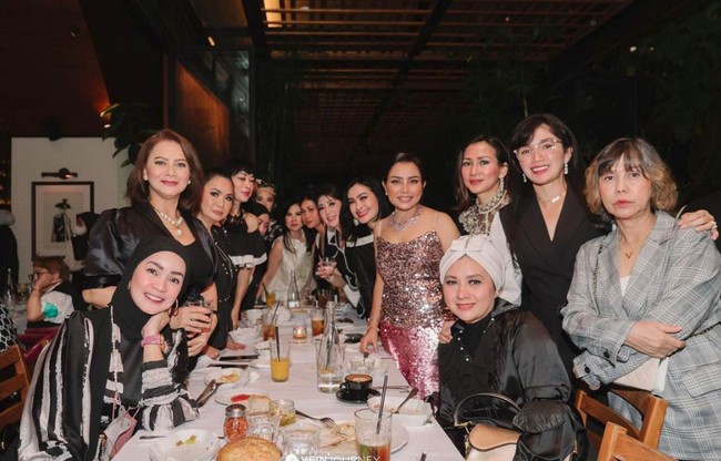 Dalam acara tersebut hadir sejumlah selebriti dan teman dekat Mayangsari seperti Memes, Melly Goeslaw, Ussy Sulistiawaty, Iis Dahlia, dan Vina Panduwinata. Foto: dok. Instagram @ussypratama