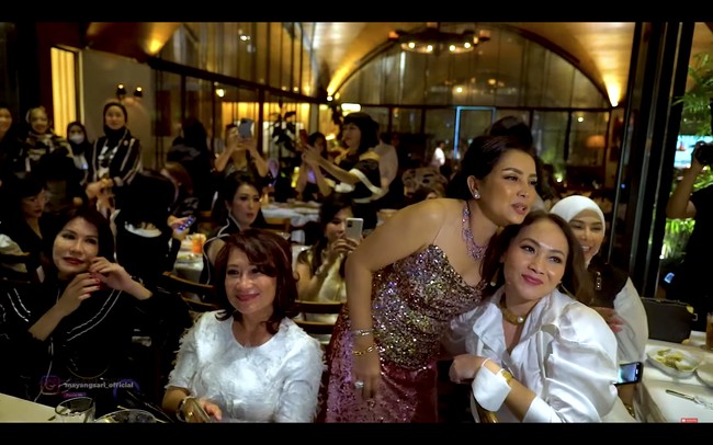 Pada Rabu (24/8/2022) malam, Mayangsari mengumpulkan teman-teman sosialitanya di sebuah restoran mewah di Jakarta. Dia pun menunjukkan persiapannya saat didandani lewat unggahan vlog. Foto: dok. YouTube Mayangsari Channel
